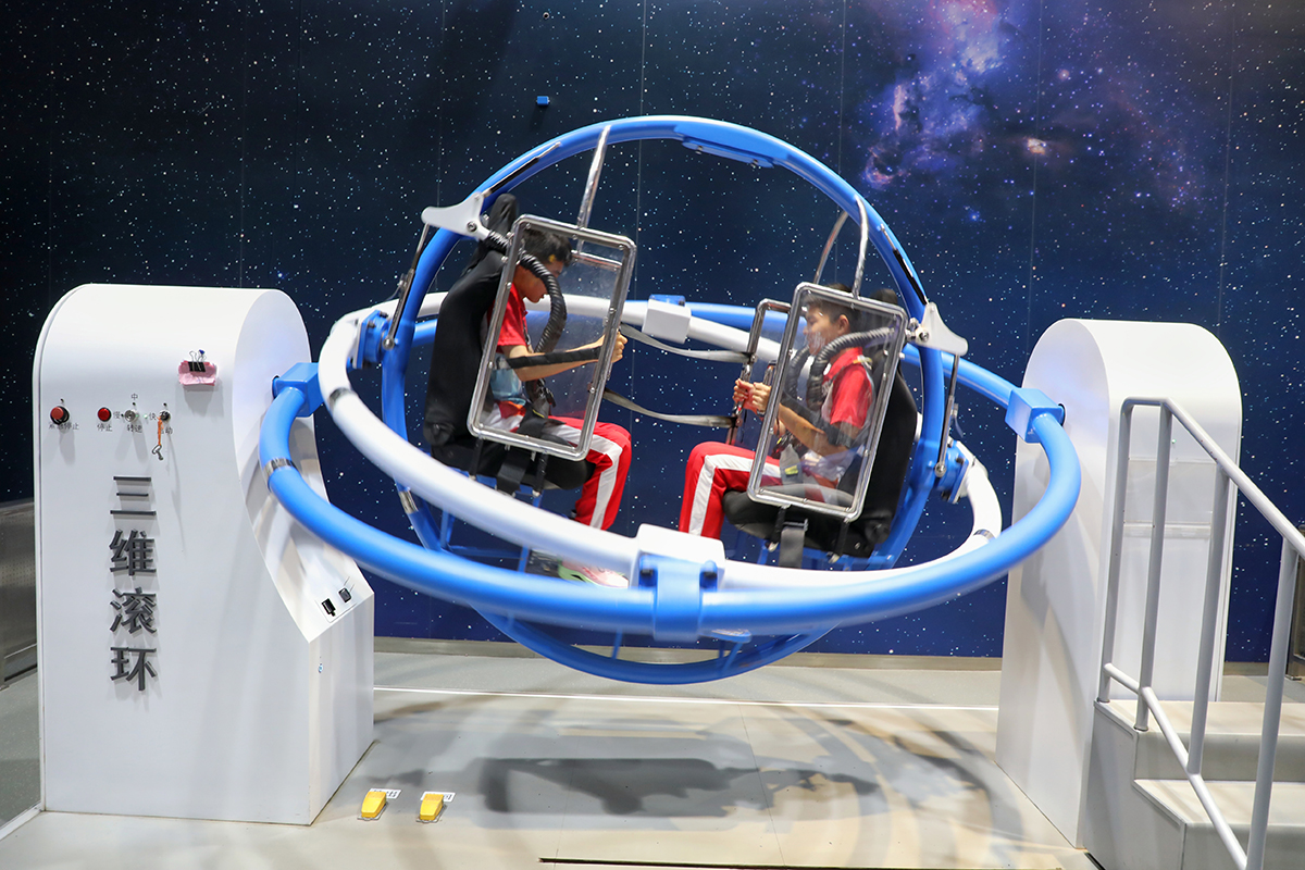 1723449116034045918.jpg 图3-1学生在中国科学技术馆参观学习a.jpg