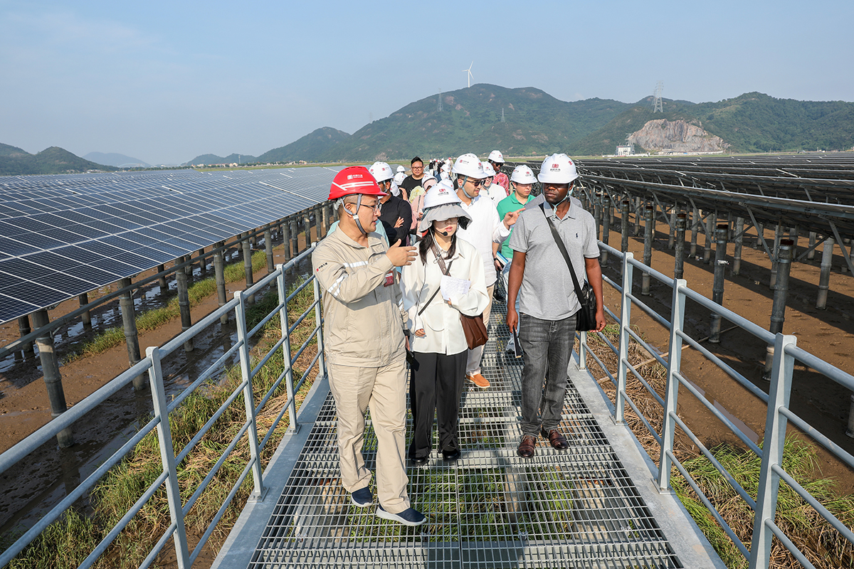 1723792320159062737.jpg 大唐长大涂光伏电站参观1a.jpg